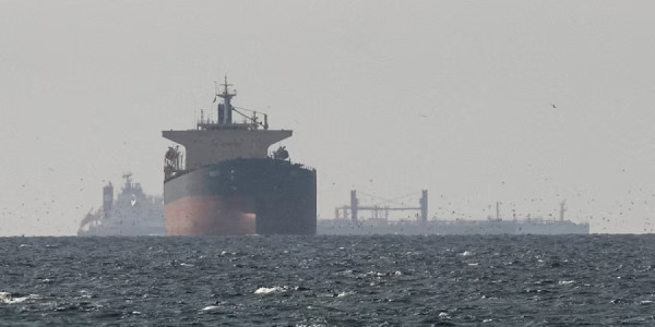 İraq Hörmüz boğazından neft çıxarmaq üçün tanker axtarır