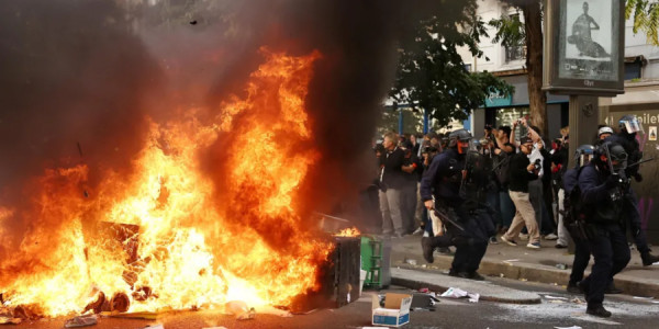 Fransada etirazlar zamanı 15 yaşlı şagird ağır xəsarət aldı