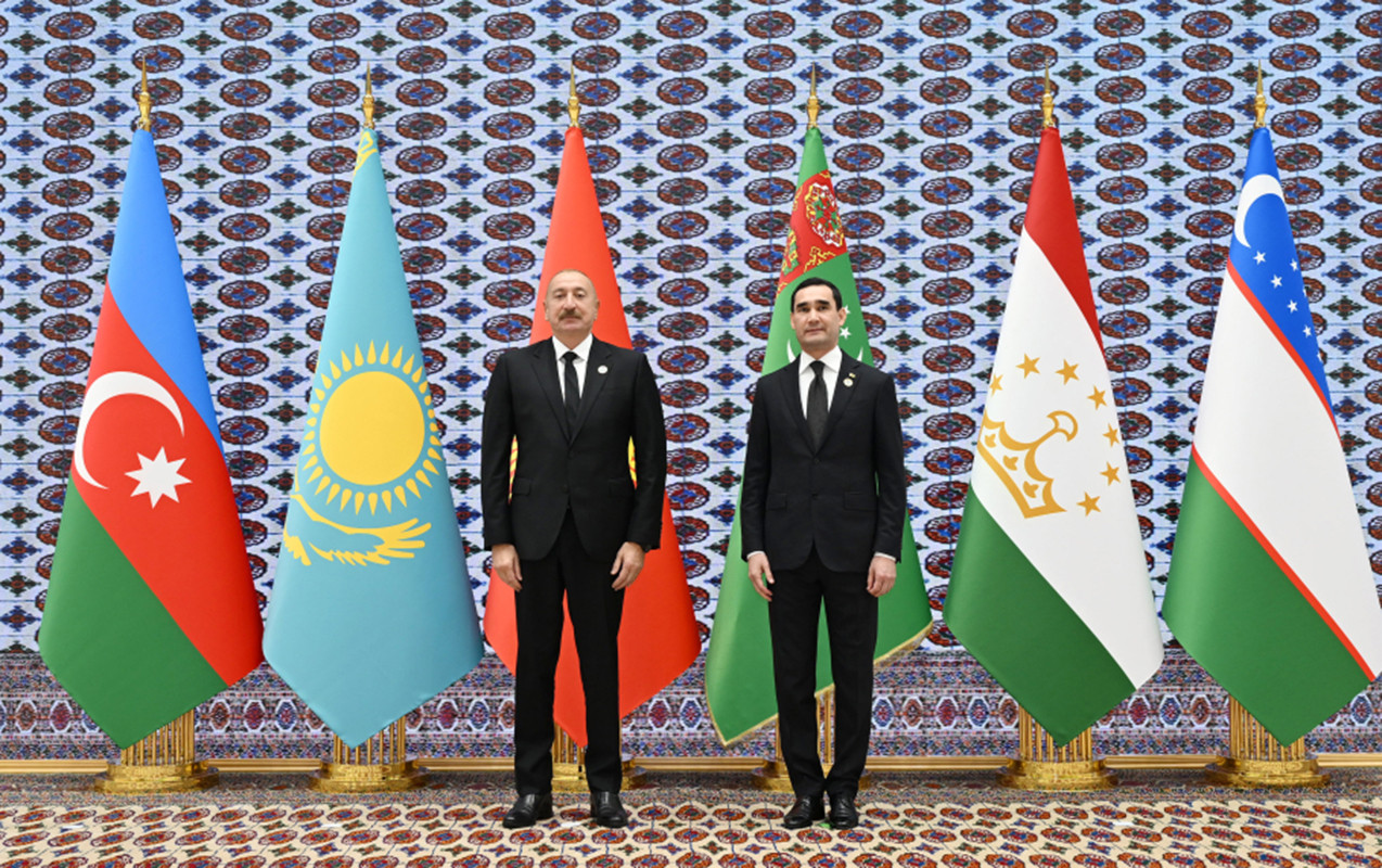 Berdiməhəmmədov Əliyevi qarşıladı