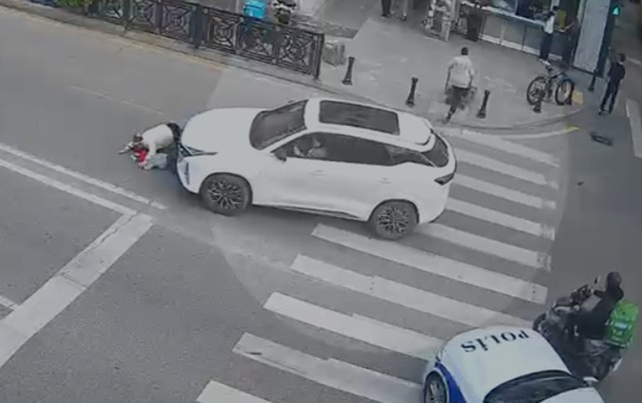 Maşınla ana və uşağının üstündən keçdi -