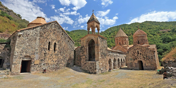 Beynəlxalq səyyahlar Kəlbəcərdəki Xudavəng monastırında olublar