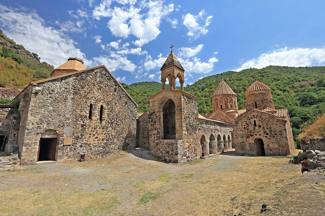Beynəlxalq səyyahlar Kəlbəcərdəki Xudavəng monastırında olublar
