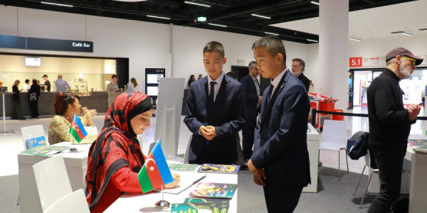 Frankfurt sərgisi çərçivəsində Azərbaycan ədəbiyyatı geniş təqdim olunub