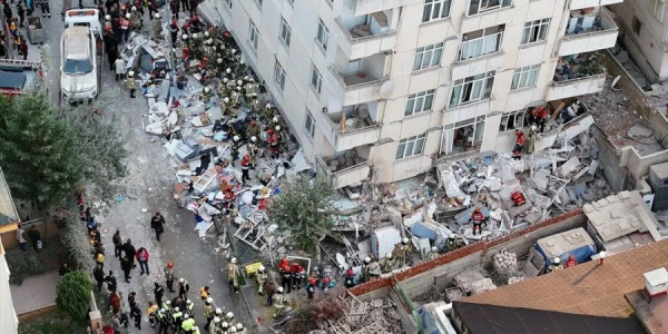 İstanbulda bina çökdü, axtarış-xilasetmə işləri davam edir