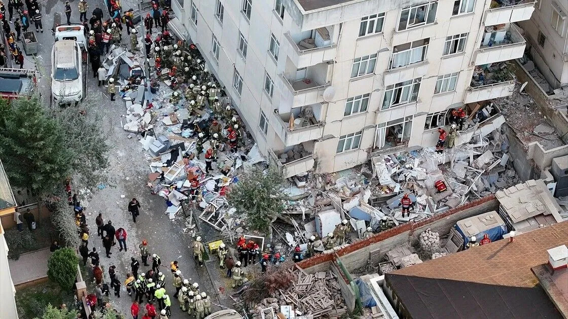 İstanbulda bina çökdü, axtarış-xilasetmə işləri davam edir