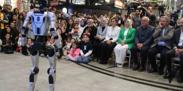 Türkiyədə insanabənzər robot Mega maraq doğurub
