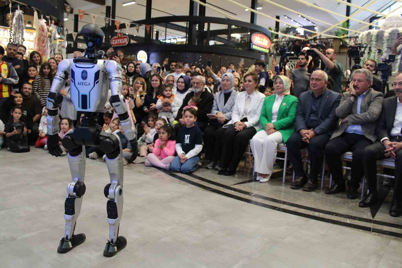 Türkiyədə insanabənzər robot Mega maraq doğurub