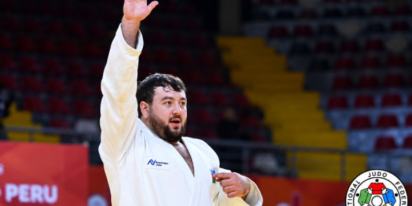 Kənan Nəsibov Bakıda keçirilən dünya çempionatında ilk qələbəsini qazanıb