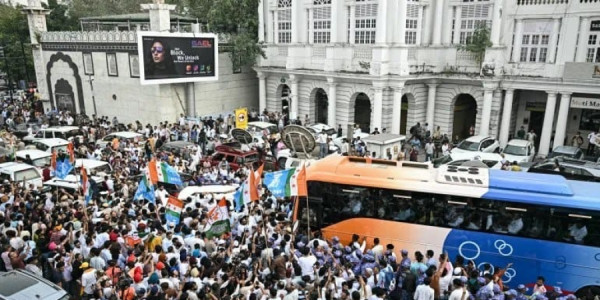 Yeni Dehlidə siyasətçilər və partiya rəhbərləri saxlanılıb