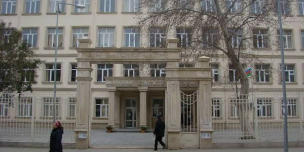 Məktəblərdə geyim qaydalarının siyasiləşdirilməsi pislənildi -