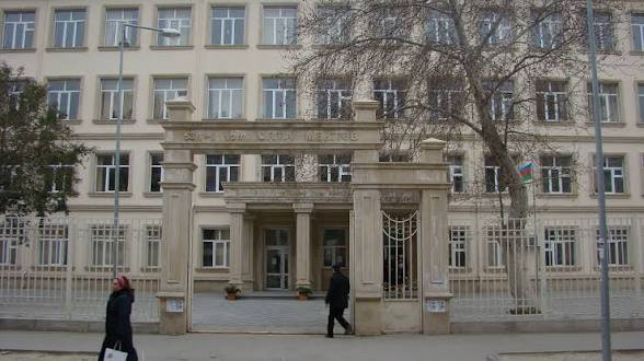Məktəblərdə geyim qaydalarının siyasiləşdirilməsi pislənildi -