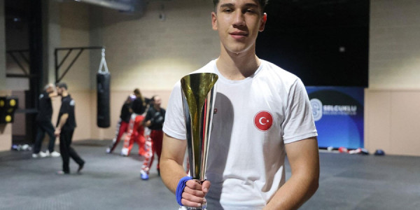 18 yaşlı kikboksinqçi dünya çempionu oldu