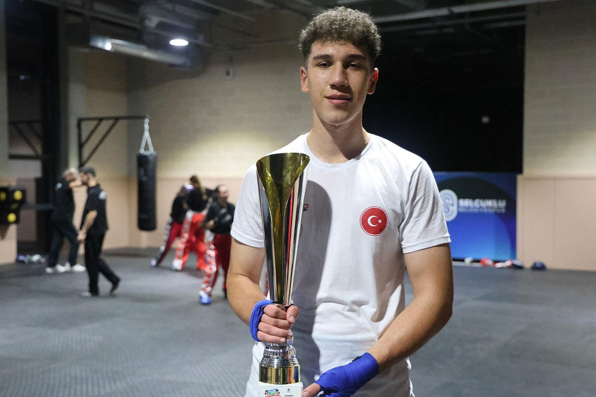 18 yaşlı kikboksinqçi dünya çempionu oldu