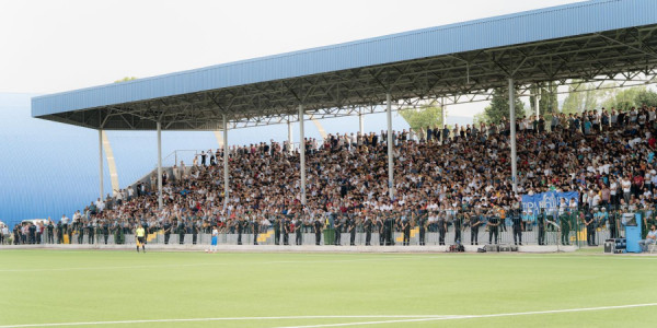 Azarkeşi futbolçuya stəkan atdığı üçün saxlanılıb