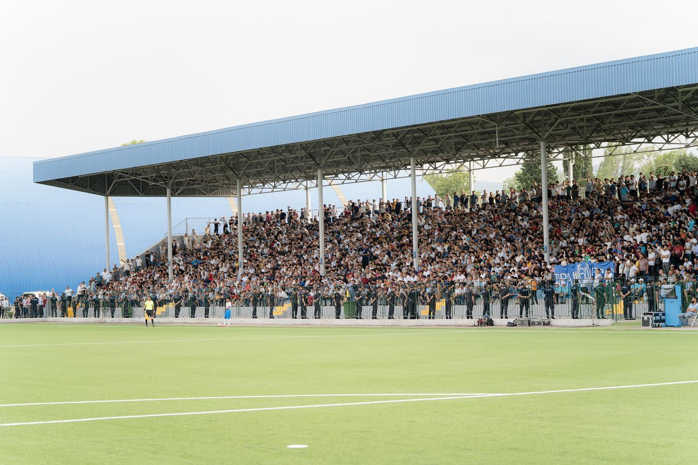 Azarkeş futbolçuya stəkan atdığı üçün saxlanılıb