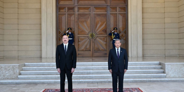 İlham Əliyev Kambocanın Baş nazirini qarşıladı