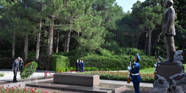 Kambocanın Baş naziri Heydər Əliyevin məzarını ziyarət edib