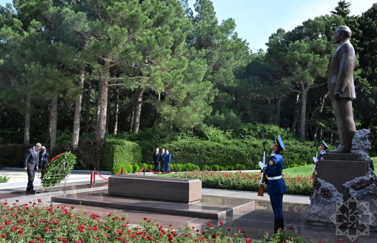 Kambocanın Baş naziri Heydər Əliyevin məzarını ziyarət edib