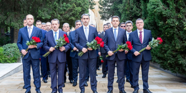 ADY kollektivi Fəxri xiyabanı ziyarət edib