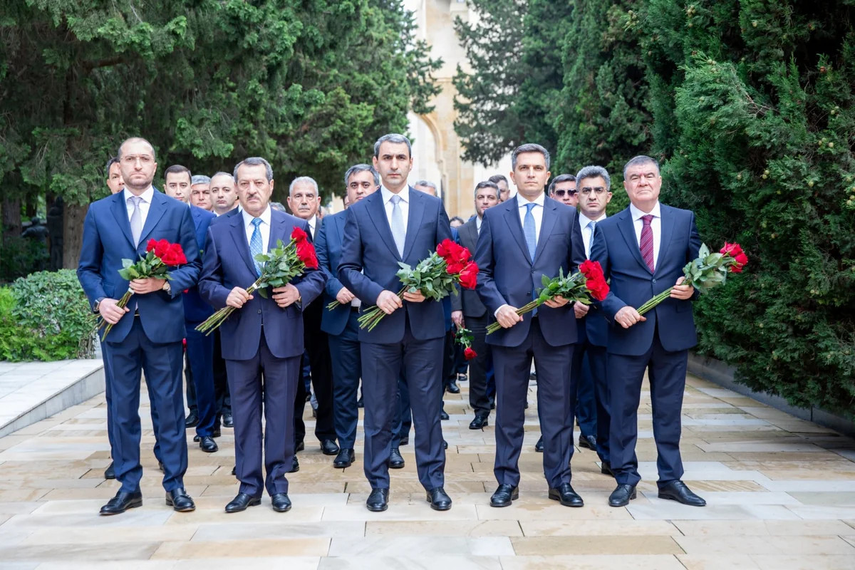 ADY kollektivi Fəxri xiyabanı ziyarət edib