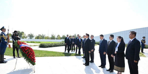 Laos Prezidenti Zəfər parkını ziyarət edib