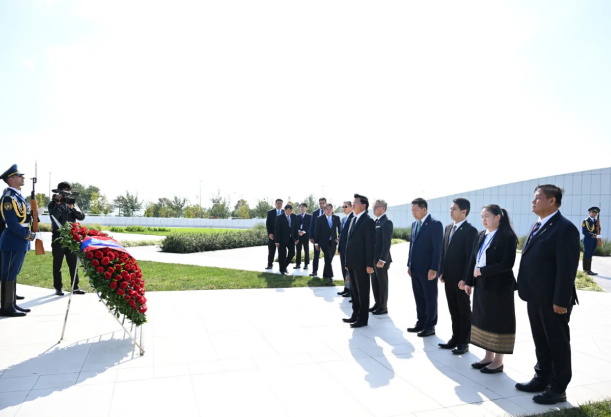 Laos Prezidenti Zəfər parkını ziyarət edib