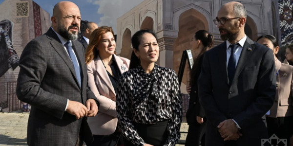 Kamboca Krallığının birinci xanımı Piç Çanmoni İçərişəhərlə tanış olub