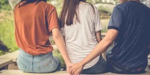 Sevgilisi olan insanlar niyə başqalarının diqqətini itirmək istəmir?