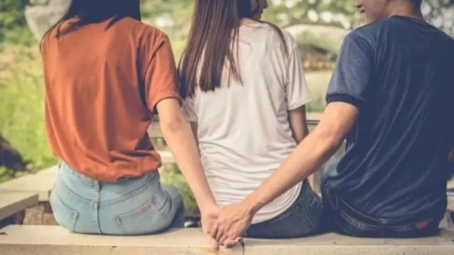Sevgilisi olan insanlar niyə başqalarının diqqətini itirmək istəmir?