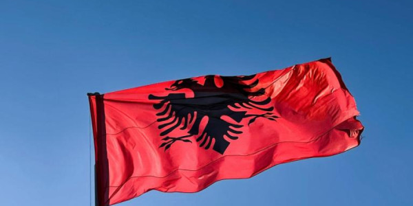 Albaniyada tələbələr ayağa qalxdı: Təhsil Nazirliyinin binası yandırıldı