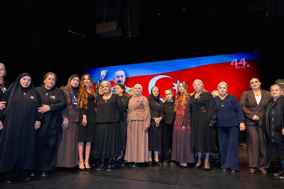 Alyona Əliyeva “44” filminin təqdimatından görüntülər paylaşıb