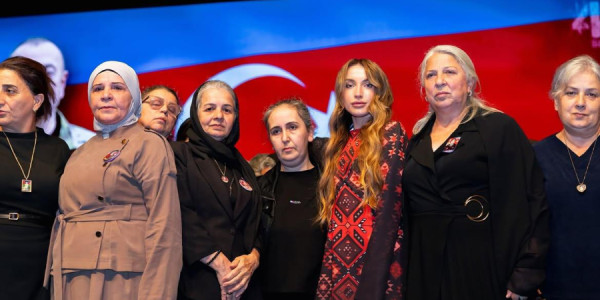 Alyona Əliyeva “44” filminin təqdimatından görüntülər paylaşıb