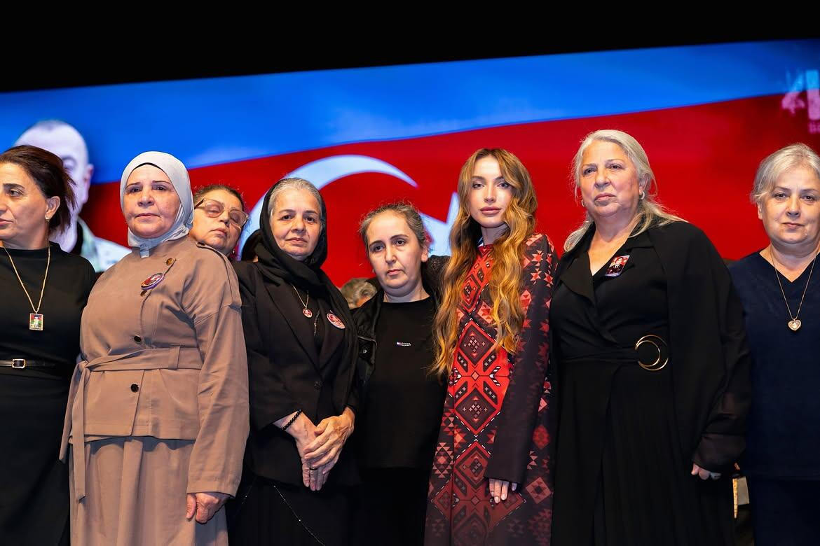 Alyona Əliyeva “44” filminin təqdimatından görüntülər paylaşıb