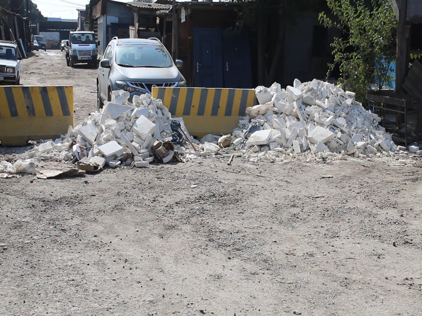 Beton maneələr, boş piştaxtalar, cavabsız suallar: