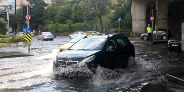 Türkiyədə güclü leysan: İstanbul və daha 48 vilayəti daşqın təhlükəsi gözləyir