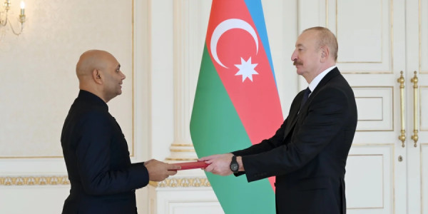 İlham Əliyev Hindistanın Azərbaycanda yeni təyin olunmuş səfirini qəbul edib