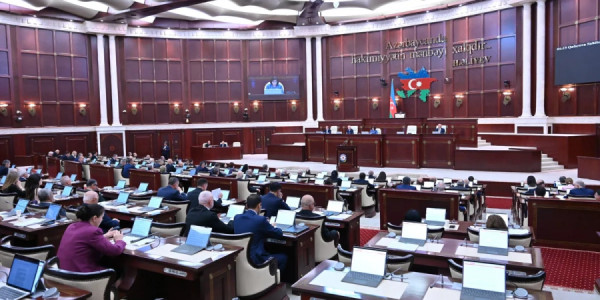Milli Məclisin payız sessiyasının növbəti plenar iclası başlayıb, 12 məsələ müzakirə ediləcək