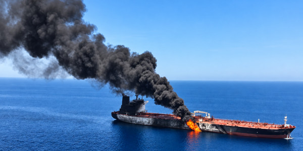 Hörmüz boğazında minaya toxunan supertanker partlayıb