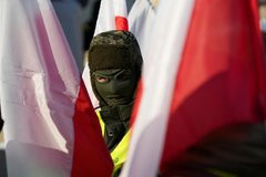 Polşada on minlərlə insan Konstitusiya Məhkəməsinin qarşısında etiraz edir