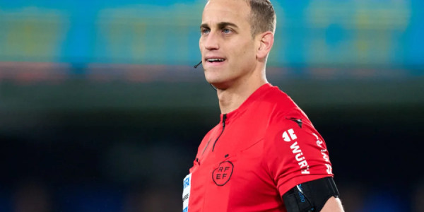 "Sabah" - "Borussiya" oyununun hakimi: 14 yaşında tribunadan meydana enən FIFA referisi