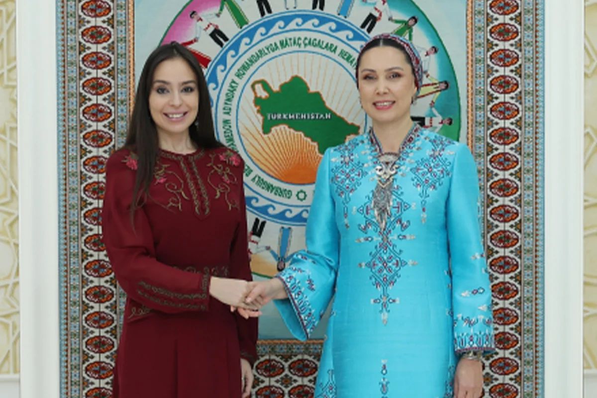 Leyla Əliyeva Arkadağ şəhərində Oğulcahan Atabayeva ilə görüşüb