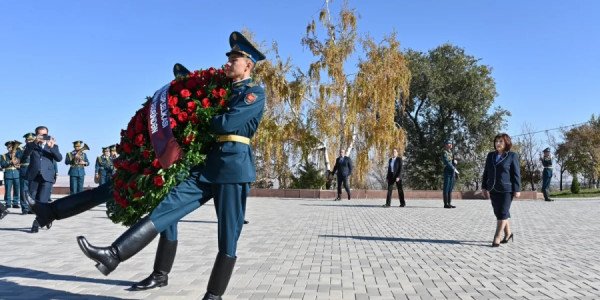 Sahibə Qafarova Bişkekdə "Ata-Beyit" Memorial Kompleksini və Çingiz Aytmatovun ev-muzeyini ziyarət edib