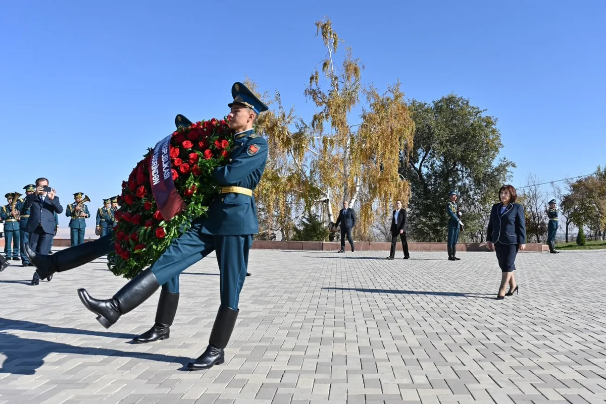 Sahibə Qafarova Bişkekdə "Ata-Beyit" Memorial Kompleksini və Çingiz Aytmatovun ev-muzeyini ziyarət edib