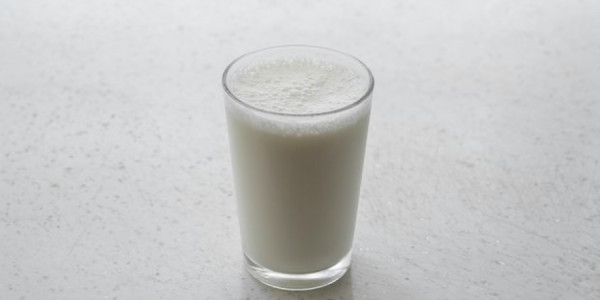 Yatmazdan əvvəl bir stəkan süd içmək yuxuya kömək edə bilər