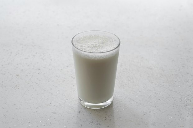 Yatmazdan əvvəl bir stəkan süd içmək yuxuya kömək edə bilər