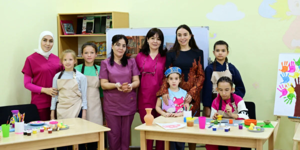 Leyla Əliyeva Səmərqənddə xüsusi qayğıya ehtiyacı olan uşaqlar üçün yaradılan mərkəzlərin fəaliyyəti ilə tanış olub
