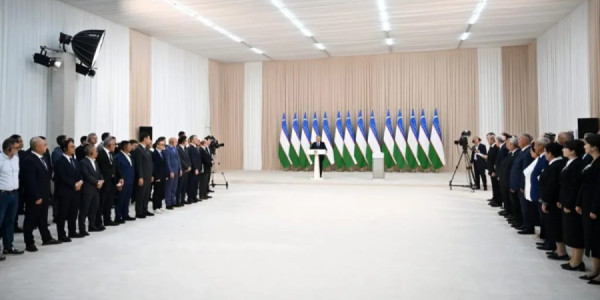 Mirziyoyev Qaşqadərya vilayətinin investisiya imkanlarını "AzerGold" rəhbərinin iştirakı ilə nəzərdən keçirib