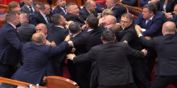 Albaniya parlamentində deputatlar əlbəyaxa oldular