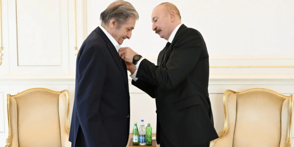 İlham Əliyev Fərhad Xəlilova "İstiqlal" ordenini təqdim edib