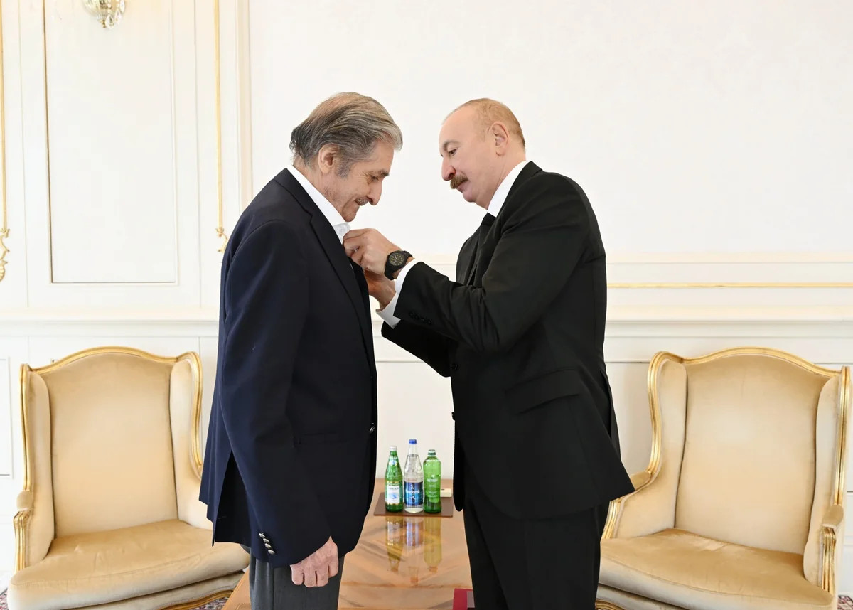 İlham Əliyev Fərhad Xəlilova "İstiqlal" ordenini təqdim edib